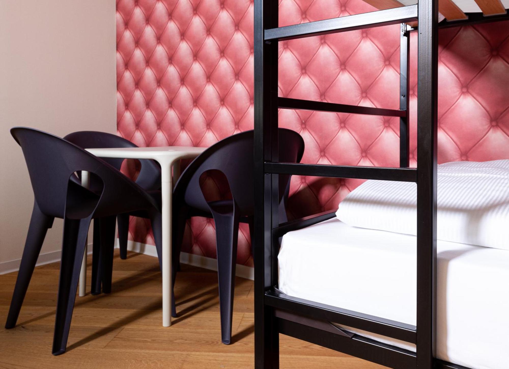 Privates Sechsbettzimmer mit eigenem Bad